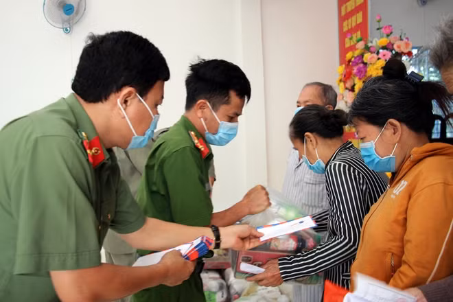 Đại diện Báo CAND cùng Thượng tá Thượng tá Trần Văn Liệu, Trưởng Công an huyện Châu Thành (Hậu Giang) trao quà Tết cho bà con khó khăn trên địa bàn thị trấn Mái Dầm và xã Phú Hữu.