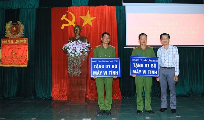 Đại diện Nhà tài trợ trao tặng 2 bộ máy vi tính cho Công an 2 xã Mỹ Khánh và Mỹ Hòa Hưng phục vụ cho công tác của đơn vị.
