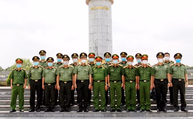 Thứ trưởng Lê Tấn Tới cùng đoàn công tác tại tượng đài Bảo vệ ANTQ trong Khu di tích lịch sử An ninh Khu IX.