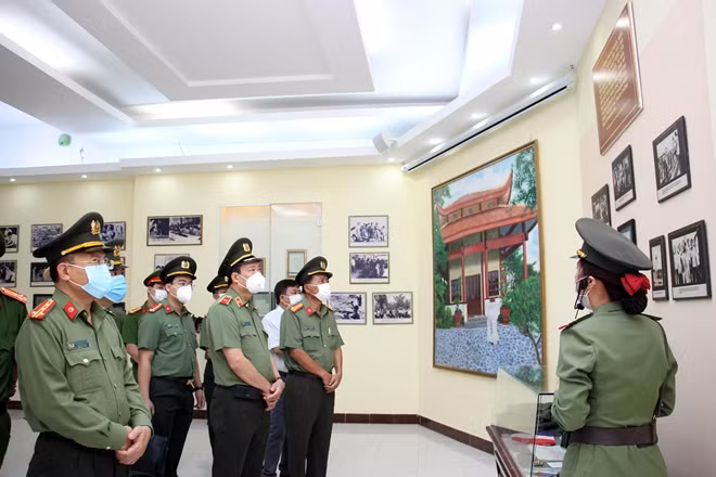 Thứ trưởng Lê Tấn Tới cùng đoàn công tác tham quan Nhà trưng bày Chiến thắng kế hoạch phản gián CM12 trong Khu di tích lịch sử Quốc gia Hòn Đá Bạc.