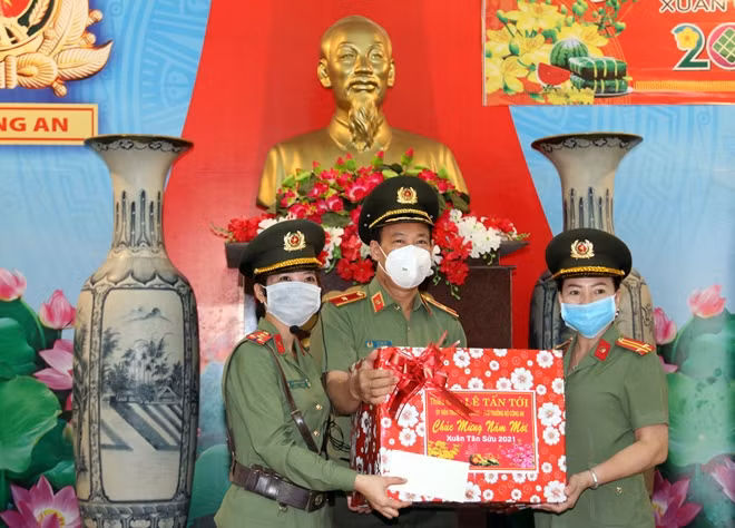 Thứ trưởng Lê Tấn Tới động viên, tặng quà Tết Ban Quản lí Khu di tích lịch sử Quốc gia Hòn Đá Bạc và Khu di tích lịch sử An ninh Khu IX.