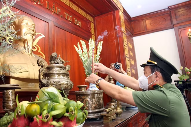 Thứ trưởng Lê Tấn Tới dâng hương tại Nhà tưởng niệm Chủ tịch Hồ Chí Minh trong Khu di tích lịch sử An ninh Khu IX.