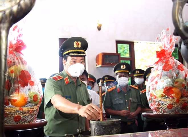 Thứ trưởng Lê Tấn Tới cùng đoàn công tác dâng hương, dâng hoa tại Nhà tưởng niệm Chủ tịch Hồ Chí Minh trong Khu di tích lịch sử Quốc gia Hòn Đá Bạc.