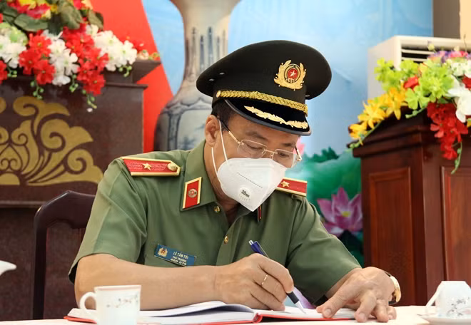 Thứ trưởng Lê Tấn Tới lưu bút trong sổ truyền thống tại Nhà trưng bày Chiến thắng kế hoạch phản gián CM12