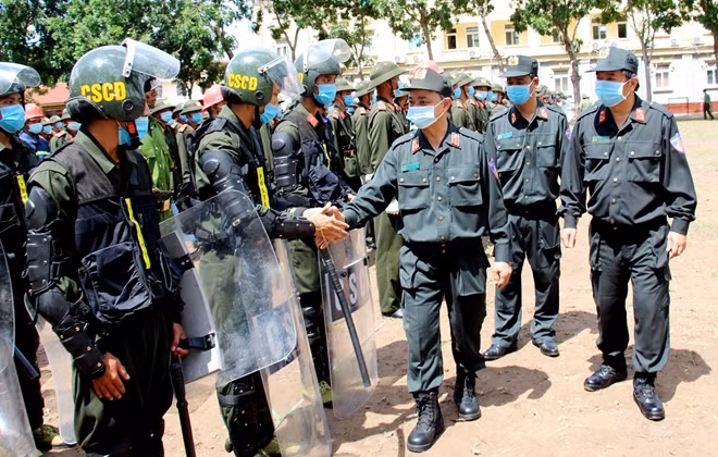 Trung tướng Phạm Quốc Cương chúc mừng, động viên các chiến sĩ hoàn thành khóa huấn luyện.