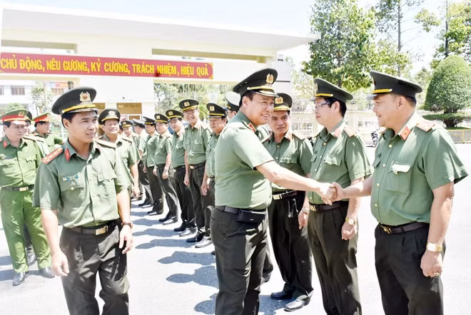 Thứ trưởng Lê Tấn Tới dự, chỉ đạo hội nghị.