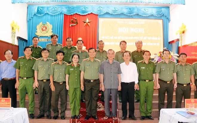 Thứ trưởng Lê Tấn Tới, đồng chí Lữ Văn Hùng, đồng chí Phạm Văn Thiều cùng các đại biểu dự hội nghị.