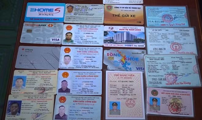 Các giấy tờ, tang vật liên quan.