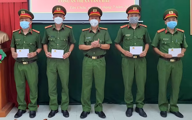 Đại tá Lê Phú Thạnh, Phó Giám đốc Công an tỉnh An Giang động viên, trao khen thưởng cho Tổ công tác.