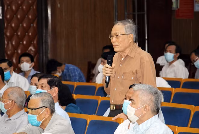 Các cử tri TP Cần Thơ phát biểu ý kiến với các ứng cử viên ĐBQH khóa XV.