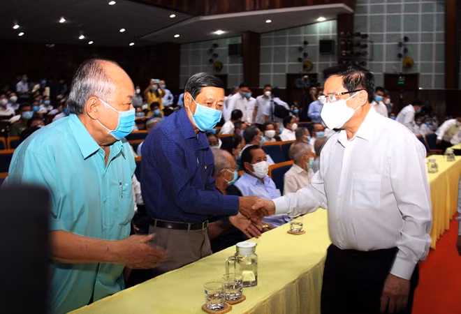 Thủ tướng Phạm Minh Chính thăm hỏi các cử tri TP Cần Thơ.