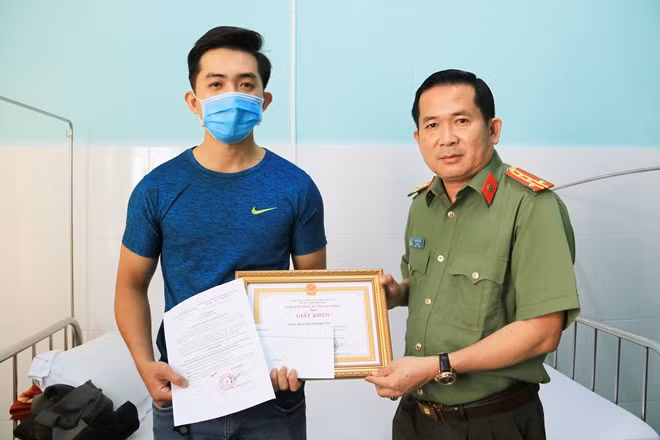 Đại tá Đinh Văn Nơi trao khen thưởng cho anh Lâm Thanh Tân.