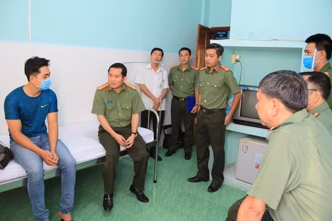 Đại tá Đinh Văn Nơi thăm hỏi, động viên anh Lâm Thanh Tân.