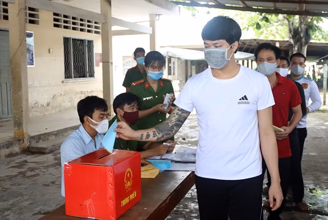 Việc bỏ phiếu bầu cử được thực hiện đúng quy định, đảm bảo công tác phòng, chống dịch COVID-19.