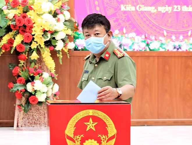 Đại tá Đỗ Triệu Phong, Giám đốc Công an tỉnh Kiên Giang bỏ phiếu bầu cử.