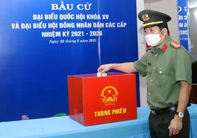 Đại tá Đinh Văn Nơi bỏ phiếu bầu cử.