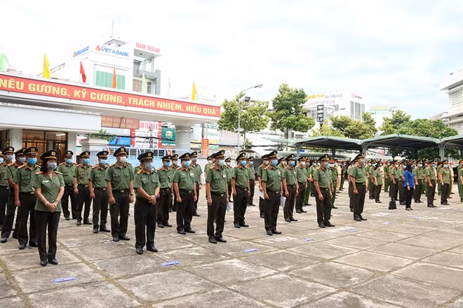 Đại tá Đinh Văn Nơi, Giám đốc Công an tỉnh An Giang và đông đảo cử tri thuộc là CBCS Công an tỉnh An Giang đã đến bỏ phiếu, thực hiện quyền và nghĩa vụ, trách nhiệm của công dân, cũng như lựa chọn những người đủ đức, đủ tài, đại diện cho ý chí, nguyện vọng của cử tri trực tiếp tham gia vào Quốc hội khóa XV và HĐND các cấp nhiệm kỳ 2021-2026.