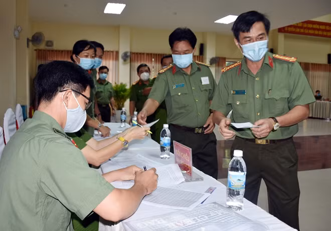 Đại tá Võ Hùng Minh, Giám đốc Công an tỉnh Bến Tre cùng các CBCS bỏ phiếu bầu cử.