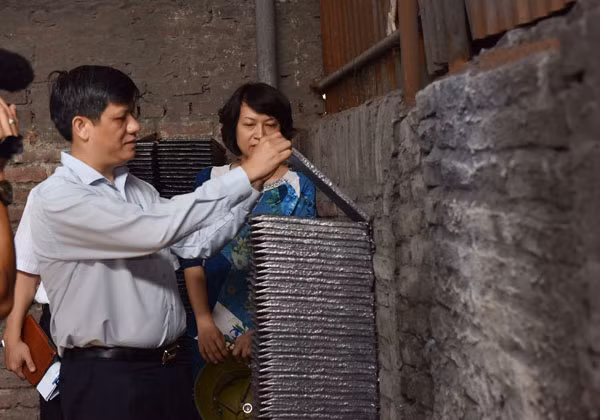 Thứ trưởng Bộ Y tế Nguyễn Thanh Long kiểm tra tình trạng ô nhiễm chì tại xã Chỉ Đạo, huyện Văn Lâm, Hưng Yên ngày 28/5. Thứ trưởng Bộ Y tế Nguyễn Thanh Long kiểm tra tình trạng ô nhiễm chì tại xã Chỉ Đạo, huyện Văn Lâm, Hưng Yên ngày 28/5.