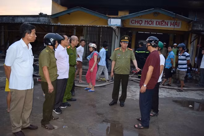Lãnh đạo Công an tỉnh Thừa Thiên- Huế chỉ đạo các đơn vị điều tra nguyên nhân vụ cháy.