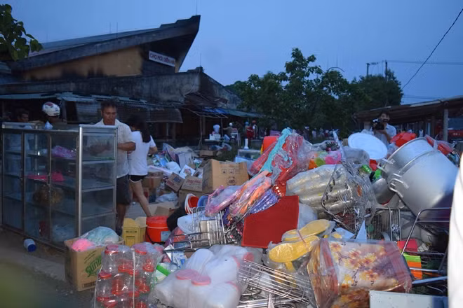 Nhiều hàng hóa của tiểu thương chợ Điền Hải được đưa ra khỏi chợ sau vụ cháy.