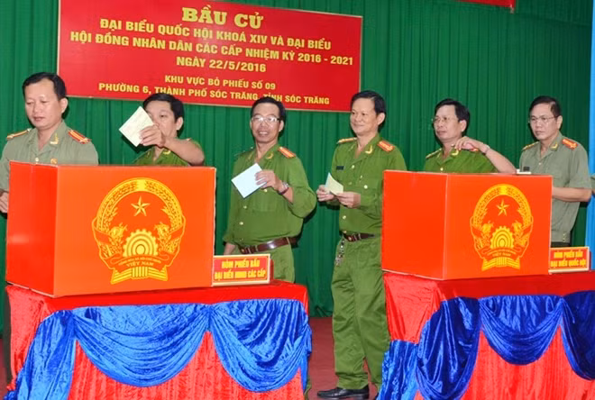 Các cử tri Tổ bầu cử Công an tỉnh Sóc Trăng bỏ phiếu bầu cử.
