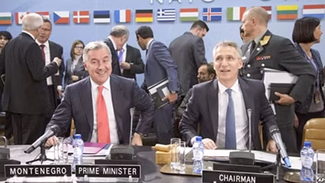 Tổng thư ký NATO Jens Stoltenberg (phải) và Thủ tướng Montenegro Milo Dukanovic trong cuộc họp tại trụ sở của NATO ở Brussels. Ảnh: AP