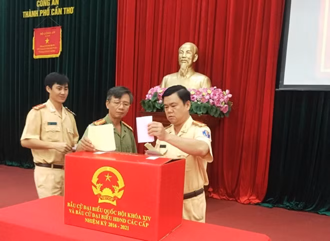 Cán bộ chiến sĩ Công an TP Cần Thơ tham gia bỏ phiếu bầu cử.