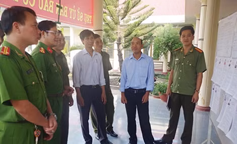 Đại tá Lê Vinh Quy kiểm tra tại xã Tân Thành.