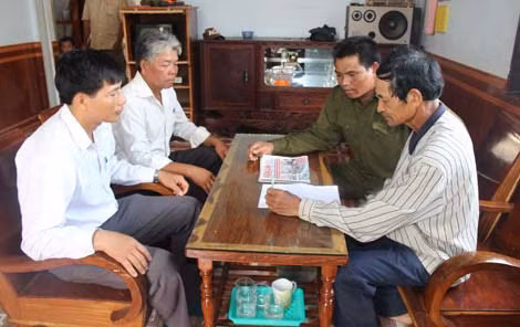 Lực lượng Công an xã Ea Yông đến từng nhà để tuyên truyền pháp luật cho người dân.