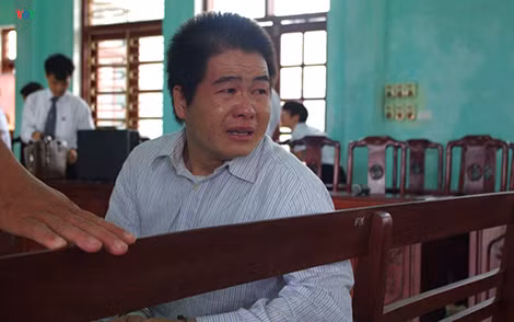 Tàng bật khóc khi nhận ra người thân trong phút giải lao.