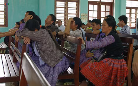 Rất đông người nhà các bị cáo đã có mặt tại phiên tòa.