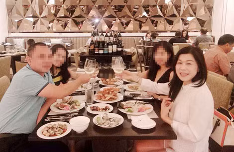Bức hình được cho là đã ghi lại bữa ăn cuối cùng tại TP Hồ Chí Minh của bà Linh (phải) với bạn bè.
