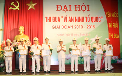 Thượng tướng Trần Việt Tân trao Bằng khen của Bộ Công an cho các tập thể và cá nhân có thành tích xuất sắc trong phong trào thi đua “Vì an ninh Tổ quốc”.