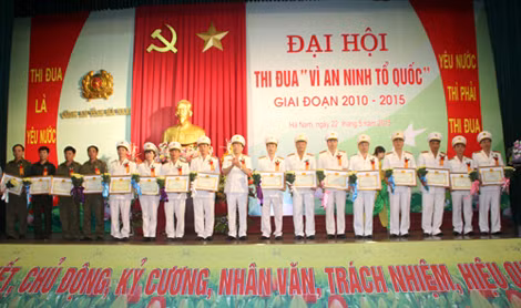 Thiếu tướng Nguyễn Văn Khuông, Giám đốc Công an tỉnh Hà Nam tặng giấy khen cho các tập thể và cá nhân.