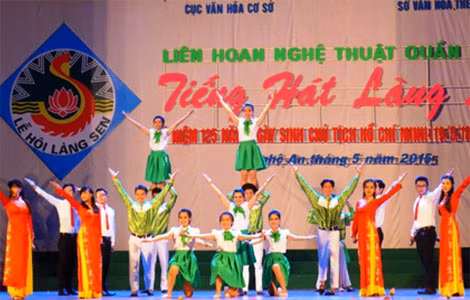 Một trong những tiết mục văn nghệ chào mừng tại Liên hoan tiếng hát Làng Sen tại Nghệ An. Một trong những tiết mục văn nghệ chào mừng tại Liên hoan tiếng hát Làng Sen tại Nghệ An.