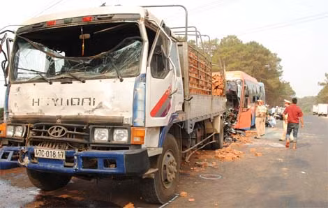 Hiện trường vụ tai nạn khiến 2 người chết, 16 người bị thương vào rạng sáng hôm qua.