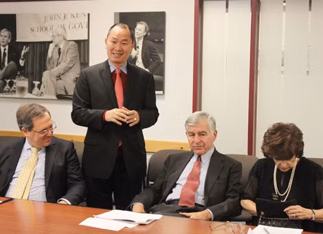Nhà báo Nguyễn Anh Tuấn phát biểu khai mạc Hội nghị BGF 11-2014 ở Harvard. Trong ảnh là ông Michael Dukakis (thứ hai từ phải sang) và nhà báo nổi tiếng của New York Times - Dabid Sanger.