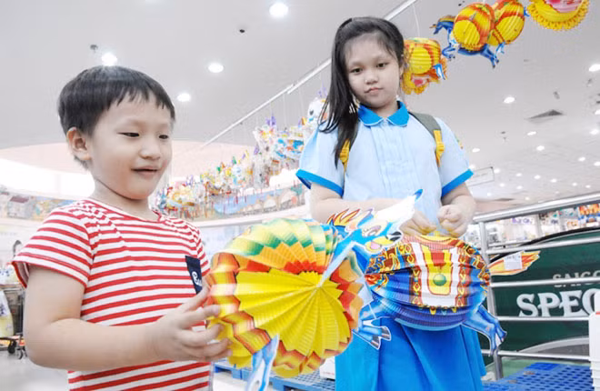 Mua sắm lồng đèn.