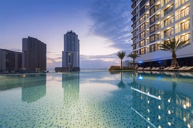 Từ bể bơi tầng 6, du khách có thể thưởng ngoạn tầm nhìn khoáng đạt ra thành phố và vịnh Nha Trang xanh mát.