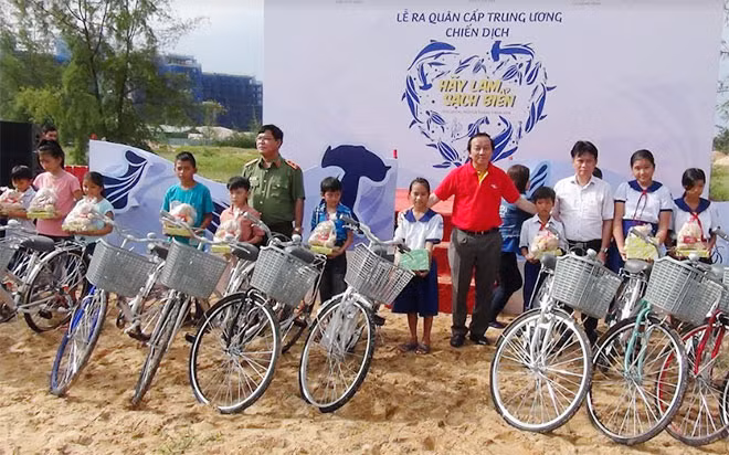 Bộ Công an đã tặng 30 xe đạp cho học sinh nghèo vượt khó học giỏi ở địa phương và 20 thùng rác cho huyện đảo Phú Quốc.