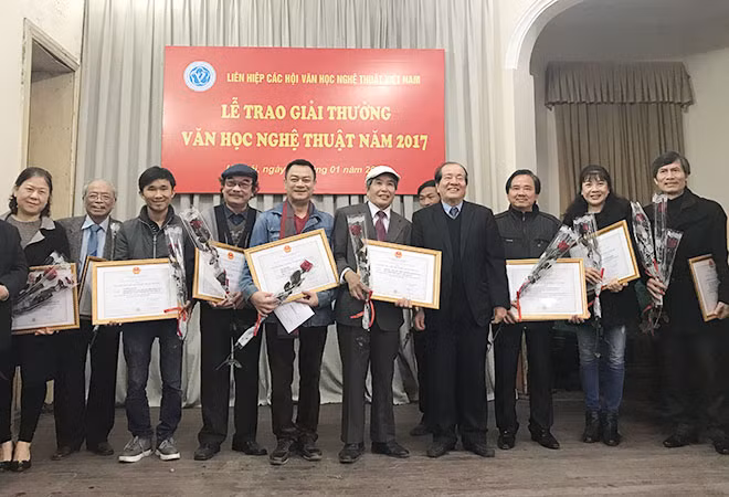 Nhà thơ Hữu Thỉnh, Chủ tịch Liên hiệp các Hội Văn học nghệ thuật Việt Nam trao giải thưởng cho các tác giả.