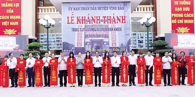 Bí thư Thành ủy Lê Văn Thành cùng các đại biểu cắt băng khánh thành Trung Tâm.