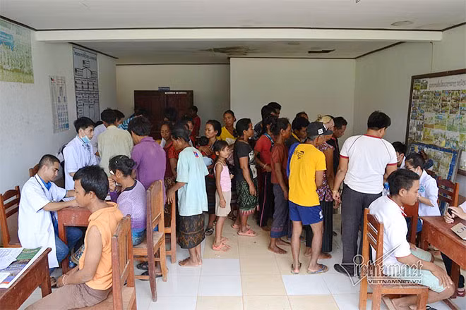 Người bị nạn do vỡ đập thủy điện xếp hàng khám bệnh