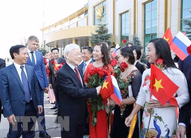 Cán bộ Đại sứ quán và đại diện cộng đồng người Việt Nam tại Liên bang Nga đón Tổng Bí thư Nguyễn Phú Trọng. (Ảnh: Trí Dũng/TTXVN)