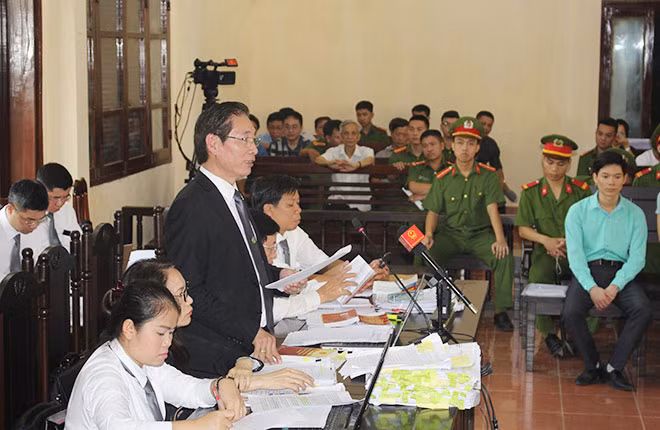 Luật sư Nguyễn Văn Chiến bào chữa cho bị cáo Hoàng Công Lương trước HĐXX ngày 25-5.