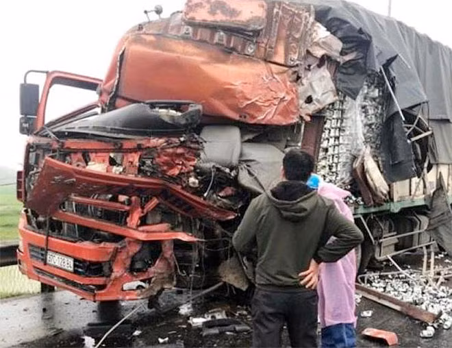 Đầu xe tải nát bét, dúm dó sau cú va chạm với đầu kéo kéo theo container.