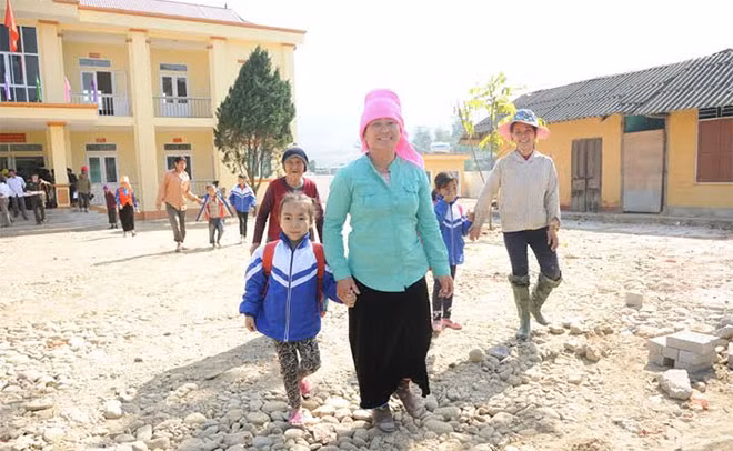 Bà con xã Thạch Lương có mặt đông tại UBND xã Thạch Lương.