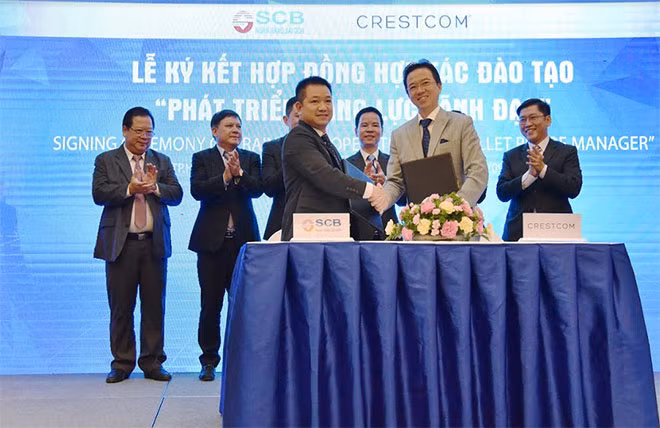 SCB đã ký kết hợp đồng hợp tác đào tạo “Phát triển năng lực lãnh đạo” với Crestcom International - tổ chức đào tạo hàng đầu của Mỹ.