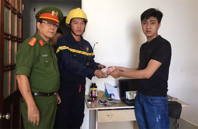 Phòng Cảnh sát PC&CC số 2 trao trả tài sản cho anh Nguyễn Công Thương. Phòng Cảnh sát PC&CC số 2 trao trả tài sản cho anh Nguyễn Công Thương.